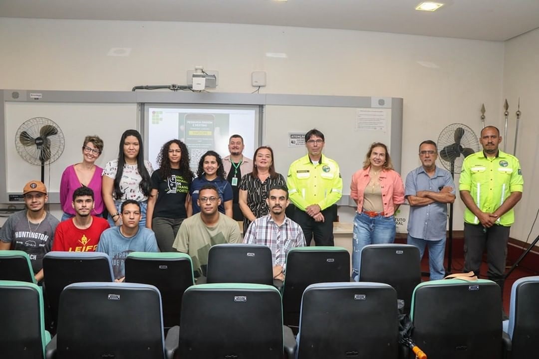 Equipe de estudantes, docentes e servidores da Prefeitura de Senador Canedo envolvidos no projeto